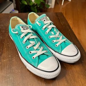 Converse women’s Chuck Taylor All Star lowtop sneaker Size 10
